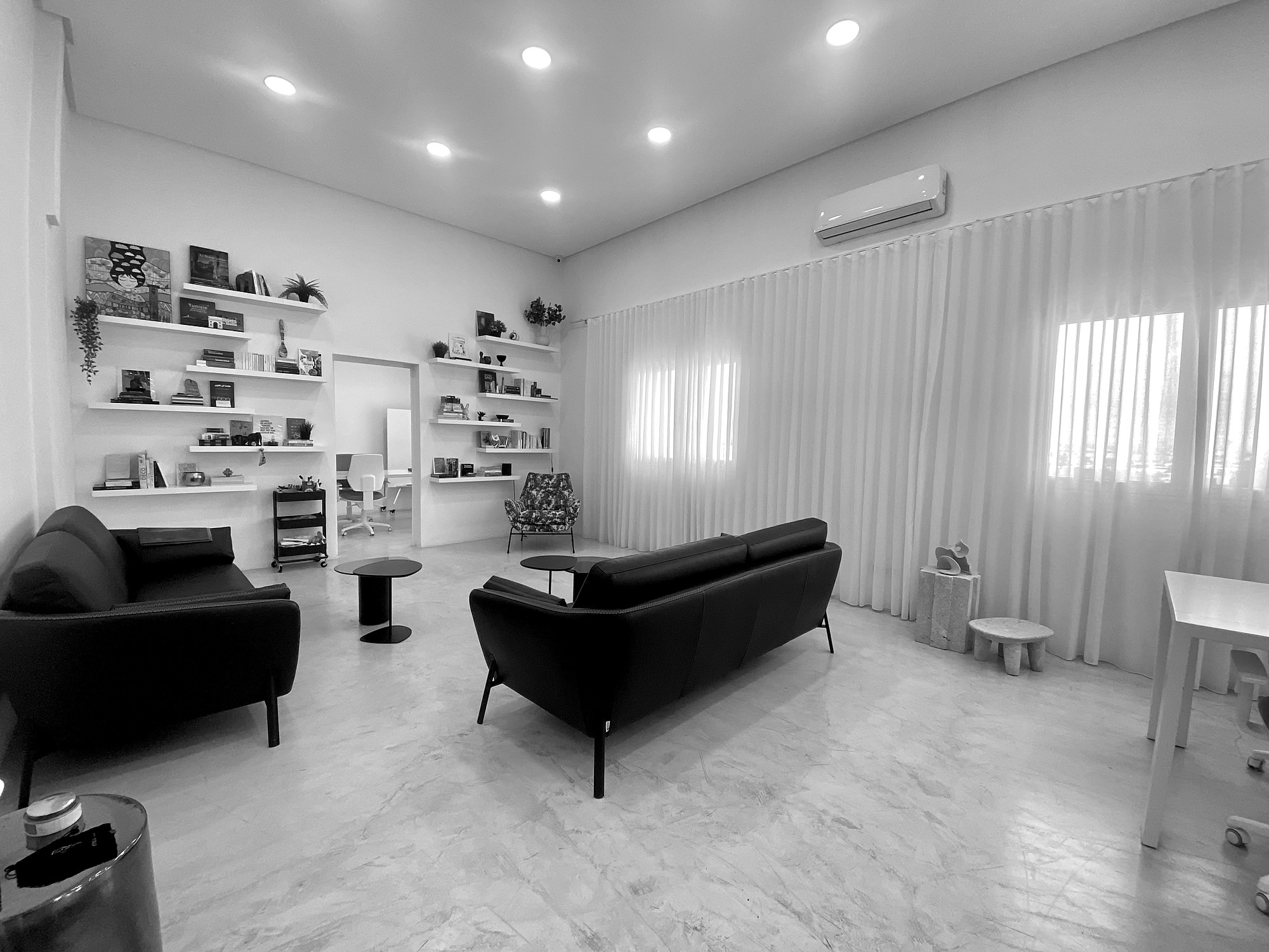 La grande salle du studio Dooni, en noir et blanc.