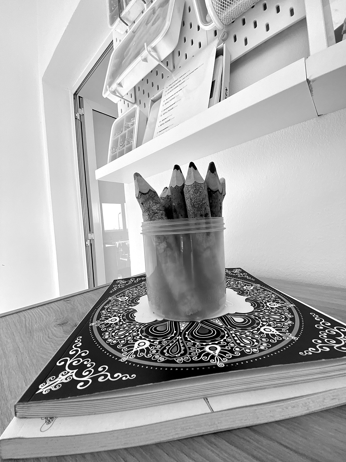 Des crayons en bois brut sur une table du studio Dooni.