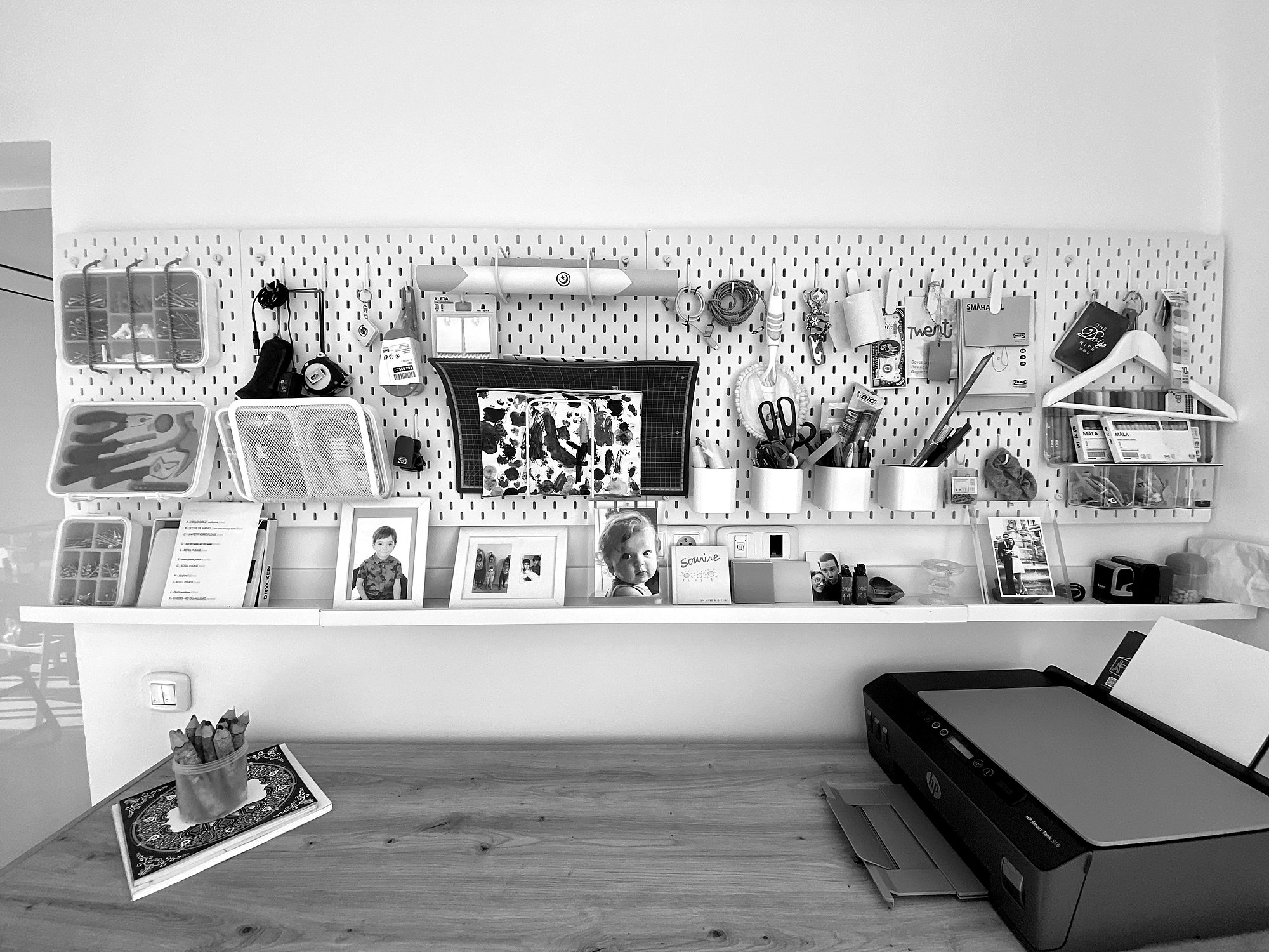 Un mur d'outils accrochés dans le studio Dooni.
